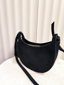 Laura Biaggi torebka listonoszka zamszowa czarna półokrągła