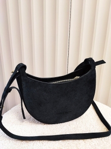 Laura Biaggi torebka listonoszka zamszowa czarna półokrągła