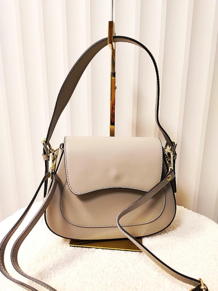 Laura Biaggi listonoszka skórzana beżowa z klapką 