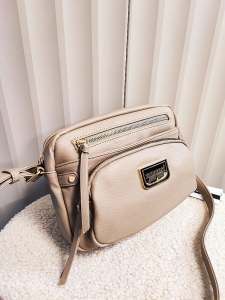 Monnari torebka listonoszka kuferek beżowa z kieszenią