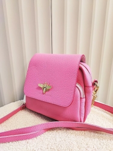 Laura Biaggi torebka listonoszka skórzana różowa pszczółka