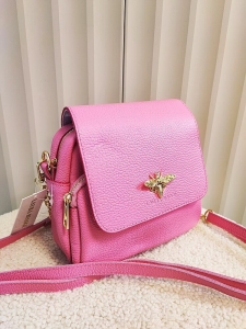 Laura Biaggi torebka listonoszka skórzana różowa pszczółka