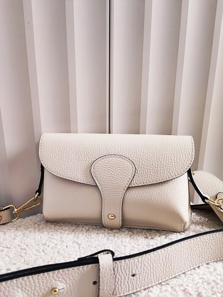 Laura Biaggi torebka listonoszka S skórzana jasnobeżowa z klapką