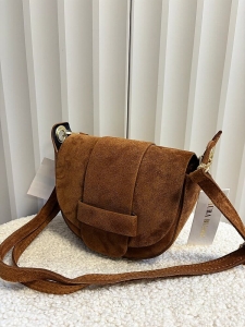 Laura Biaggi mała torebka listonoszka zamszowa camelowa z klapką