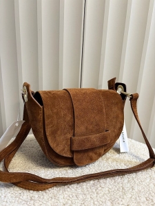 Laura Biaggi mała torebka listonoszka zamszowa camelowa z klapką