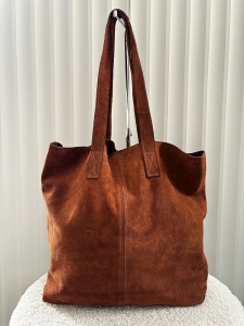 Laura Biaggi torba shopper zamszowa camelowa frędzle