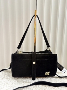 Massimo Contti zamszowa torebka listonoszka czarna trzykomorowa