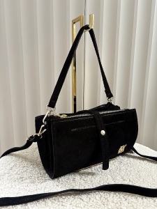 Massimo Contti zamszowa torebka listonoszka czarna trzykomorowa