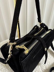 Massimo Contti zamszowa torebka listonoszka czarna trzykomorowa