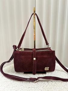 Massimo Contti zamszowa torebka listonoszka bordowa trzykomorowa