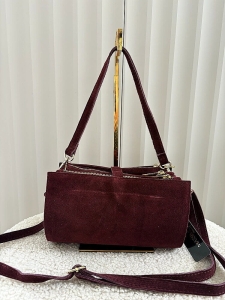 Massimo Contti zamszowa torebka listonoszka bordowa trzykomorowa