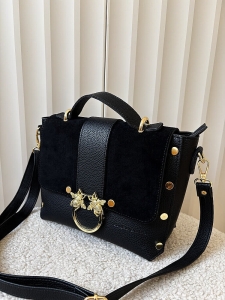 Laura Biaggi torebka listonoszka kuferek czarna ekozamsz mucha