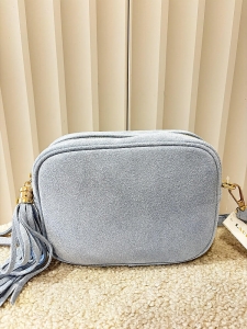 Laura Biaggi torebka kuferek zamszowy niebieska z frędzlem