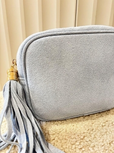 Laura Biaggi torebka kuferek zamszowy niebieska z frędzlem