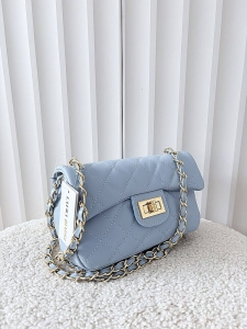 Borse in Pelle listonoszka skórzana niebieska pikowana z łańcuszkiem