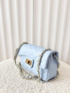 Borse in Pelle listonoszka skórzana niebieska pikowana z łańcuszkiem