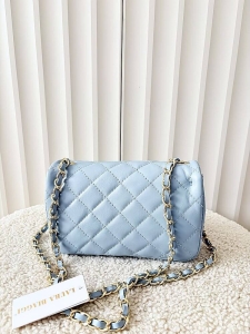 Borse in Pelle listonoszka skórzana niebieska pikowana z łańcuszkiem