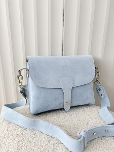 Laura Biaggi torebka listonoszka XL zamszowa jasnoniebieska z klapką