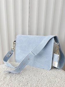 Laura Biaggi torebka listonoszka XL zamszowa jasnoniebieska z klapką