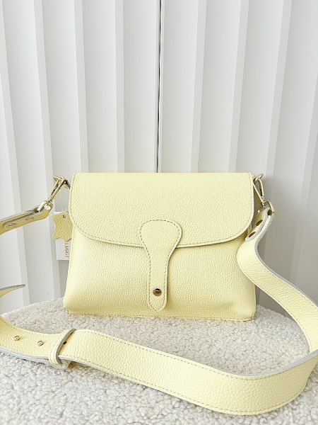 Laura Biaggi torebka listonoszka XL skórzana żółta z klapką
