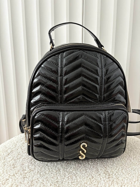 Eva Minge torebka plecak czarny lakierowany z kieszenią pikowany