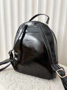 Eva Minge torebka plecak czarny lakierowany z kieszenią pikowany
