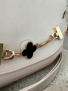 Laura Biaggi torebka listonoszka beżowa z klapką