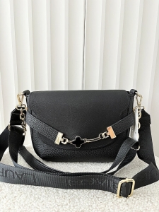 Laura Biaggi torebka listonoszka czarna z klapką