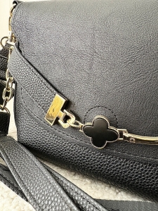 Laura Biaggi torebka listonoszka czarna z klapką