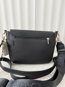 Laura Biaggi torebka listonoszka czarna z klapką