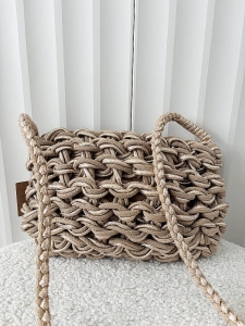 Mandoline torebka listonoszka taupe ze złotym plecionka