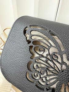 Massimo Contti torebka listonoszka złota z czarnym z klapką trzykomorowa ażurowa