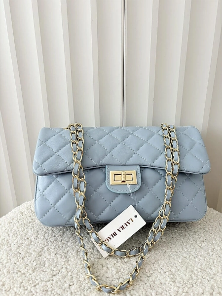 Borse in Pelle duża torebka listonoszka skórzana niebieska pikowana z łańcuszkiem