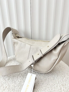 Laura Biaggi duża torebka listonoszka skórzana beżowa