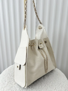 Laura Biaggi skórzana torba shopper na ramię jasnobeżowa z łańcuszkami