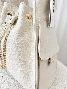 Laura Biaggi skórzana torba shopper na ramię jasnobeżowa z łańcuszkami