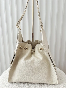 Laura Biaggi skórzana torba shopper na ramię jasnobeżowa z łańcuszkami