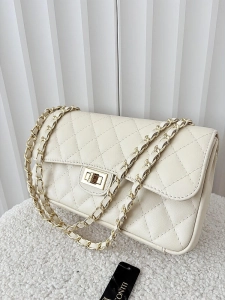 Massimo Contti duża torebka listonoszka skórzana beżowa pikowana z łańcuszkiem