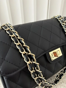 Massimo Contti duża torebka listonoszka skórzana czarna pikowana z łańcuszkiem