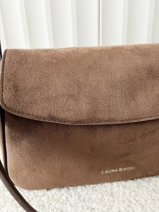 Laura Biaggi torebka listonoszka z klapką brązowa ekozamsz