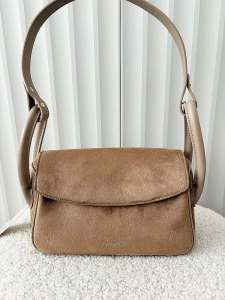 Laura Biaggi torebka listonoszka z klapką ciemnobeżowa ekozamsz