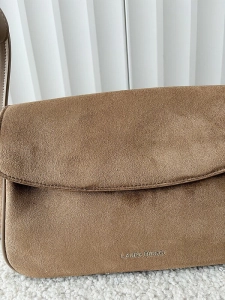 Laura Biaggi torebka listonoszka z klapką ciemnobeżowa ekozamsz