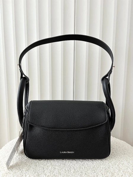 Laura Biaggi torebka listonoszka z klapką czarna 