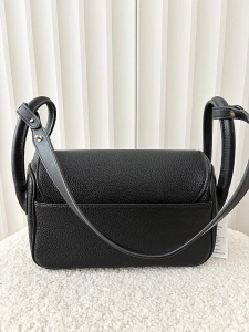 Laura Biaggi torebka listonoszka z klapką czarna