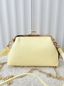 Laura Biaggi torebka listonoszka skórzana żółta