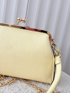 Laura Biaggi torebka listonoszka skórzana żółta