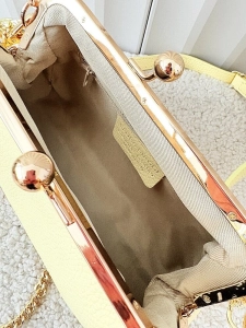 Laura Biaggi torebka listonoszka skórzana żółta