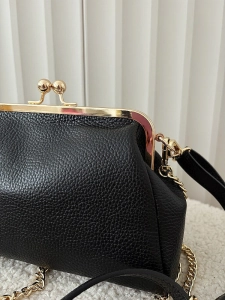 Laura Biaggi torebka listonoszka skórzana czarna