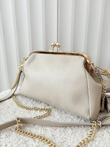 Laura Biaggi torebka listonoszka skórzana beżowa