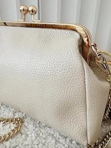 Laura Biaggi torebka listonoszka skórzana beżowa